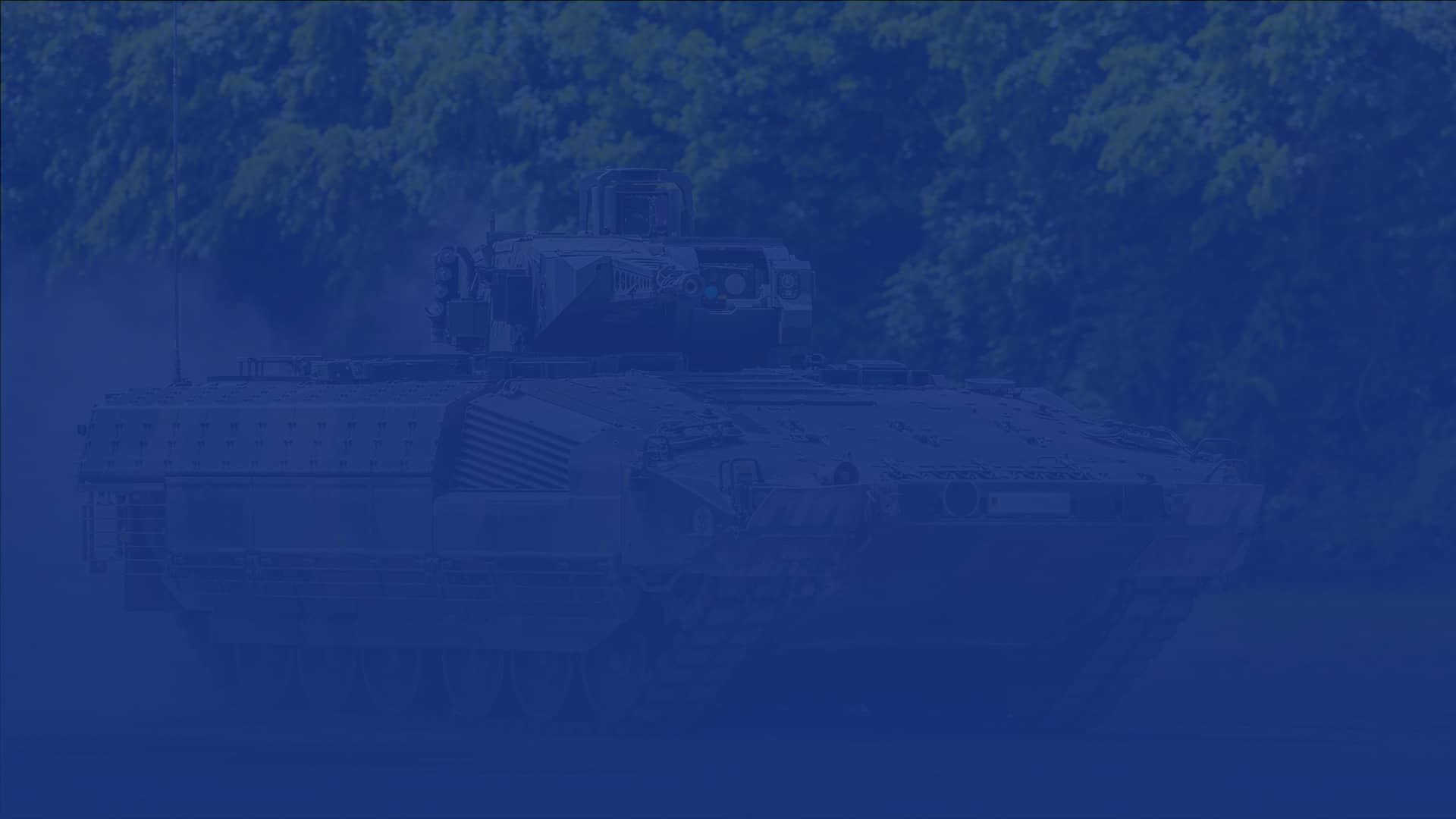 Ein Panzer mit einem blauen Filter welcher für Sicherheit und Technik steht